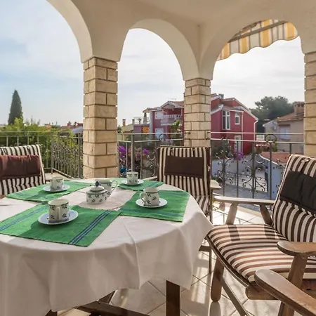 דירה Elegant Two-bedroom With Terrace In רוביני