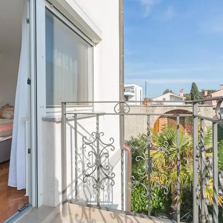 Elegant Two-bedroom With Terrace In דירה