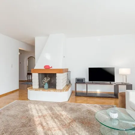 Elegant Two-bedroom With Terrace In דירה רוביני