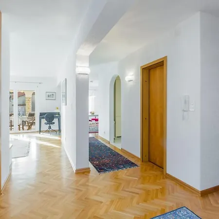 Elegant Two-bedroom With Terrace In * רוביני