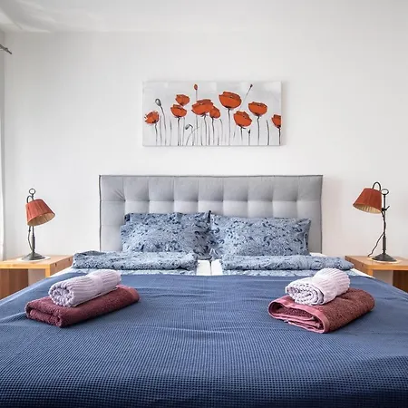 Elegant Two-bedroom With Terrace In רוביני