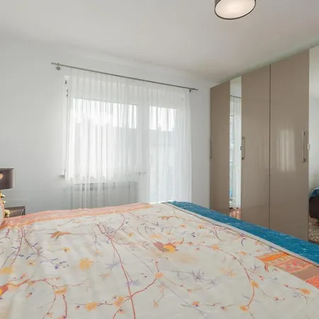 Elegant Two-bedroom With Terrace In Apartment Rovinj