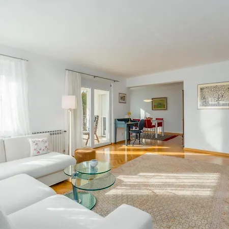 Appartement Elegant Two-bedroom With Terrace In *