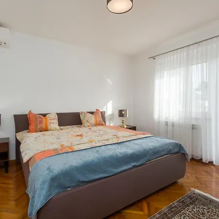 Elegant Two-bedroom With Terrace In Apartment *