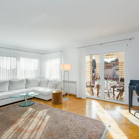 Elegant Two-bedroom With Terrace In *