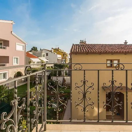 Elegant Two-bedroom With Terrace In Apartment *