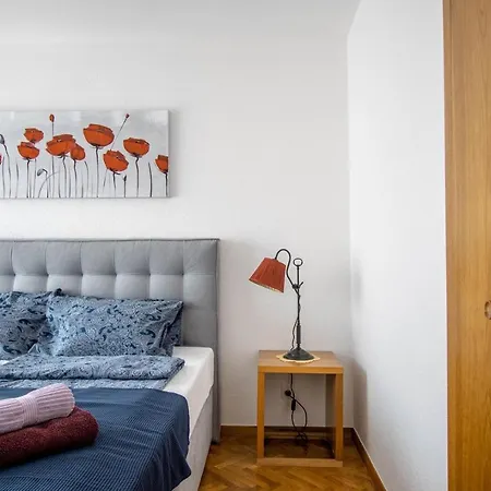 Apartment Elegant Two-bedroom With Terrace In