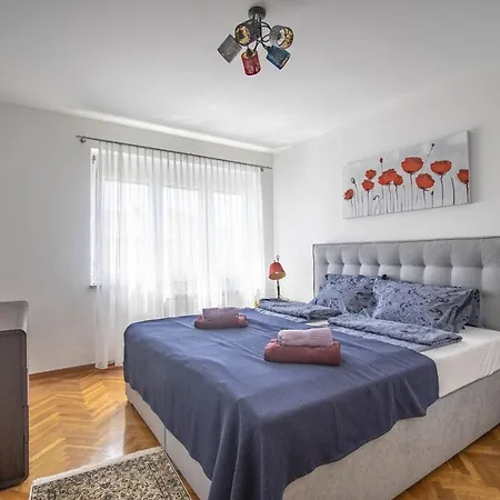 Apartment Elegant Two-bedroom With Terrace In