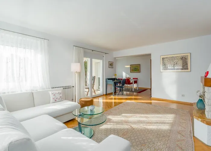 Διαμέρισμα Elegant Two-bedroom With Terrace In *