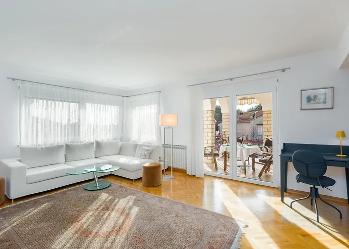 Elegant Two-bedroom With Terrace In *