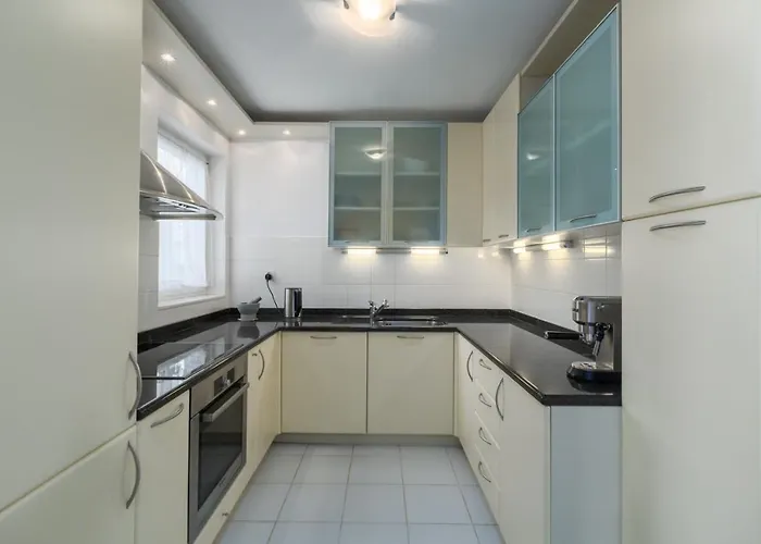 Διαμέρισμα Elegant Two-bedroom With Terrace In *