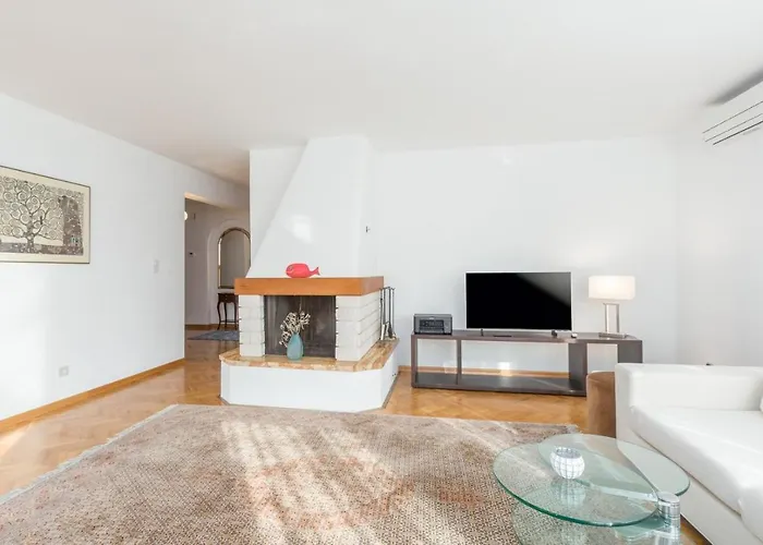 Elegant Two-bedroom With Terrace In Διαμέρισμα Ρόβινι