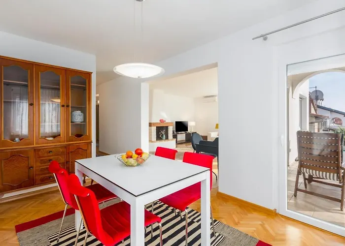 Elegant Two-bedroom With Terrace In * Ρόβινι