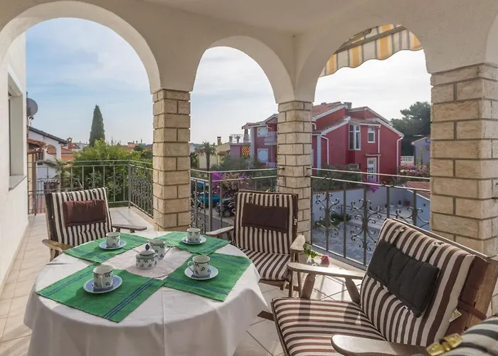Διαμέρισμα Elegant Two-bedroom With Terrace In *