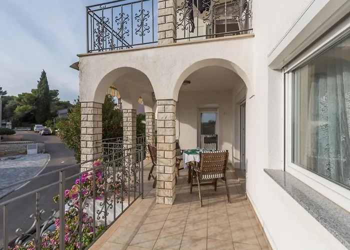 Διαμέρισμα Elegant Two-bedroom With Terrace In Ρόβινι