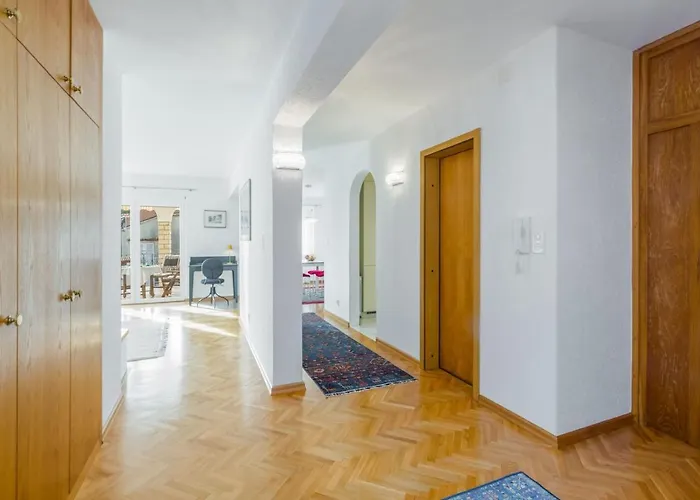 Elegant Two-bedroom With Terrace In * Ρόβινι