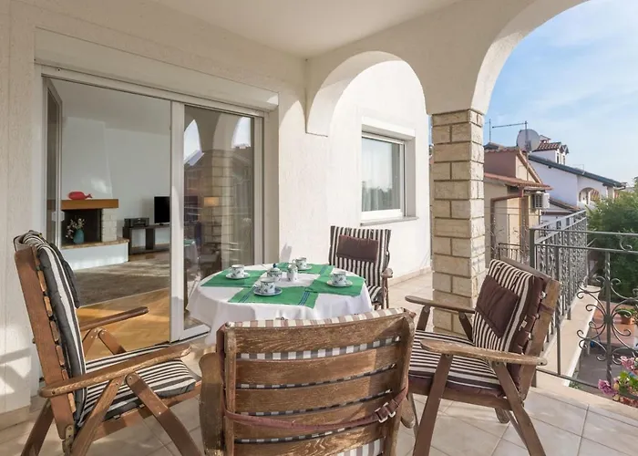 Elegant Two-bedroom With Terrace In * Ρόβινι