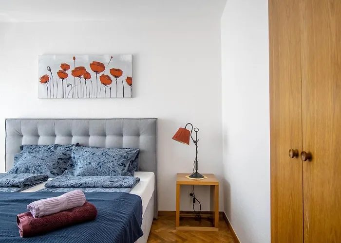 Διαμέρισμα Elegant Two-bedroom With Terrace In