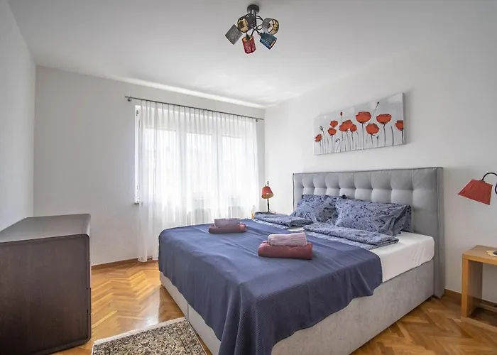 Διαμέρισμα Elegant Two-bedroom With Terrace In